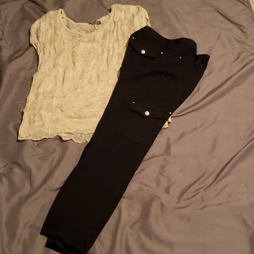 Black size 6 WHBM cargo pants